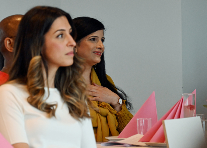 Prosjektleder Shawnem Fathi (til venstre) og leder av Bydelsmødre Norge, Nasreen Begum. Foto: Sven Gj. Gjeruldsen, Det kongelige hoff.